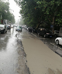 大学路还没有修好,一到下雨天,就变成河