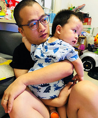 今天竟然对爸爸主动投怀送抱,原来妈妈在做这事……
