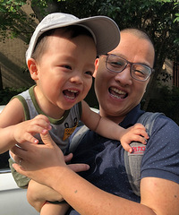 今天竟然对爸爸主动投怀送抱,原来妈妈在做这事……