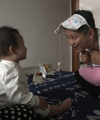 我有个小爸爸,我们一起打闹、跳舞,反抗麻麻……嘘