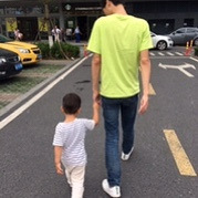 我老爸是大长腿……走路都跟不上他……
