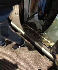 今早,火车东站一男孩下高铁时踩空,掉入站台缝隙!