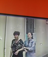 简直人渣啊!大白天的这几个人竟然把我家狗狗给抱走了!