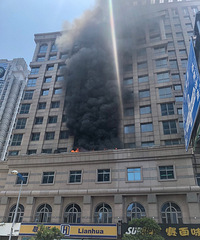 突发!中山北路屏风街中大广场旁着火了!