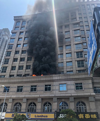 突发!中山北路屏风街中大广场旁着火