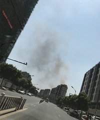 天气太热?西溪北苑北区有车子自燃,烟很大!