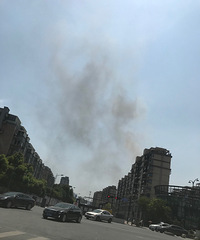 天气太热?西溪北苑北区有车子自燃,烟很大!
