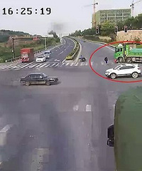惊魂5秒,杭州一电动车被大货车碾成碎片,车主竟…