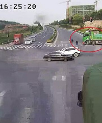 惊魂5秒,杭州一电动车被大货车碾成碎片,车主竟…