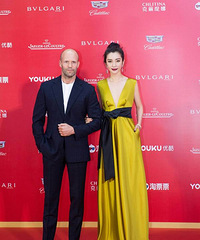 李冰冰携新作《巨齿鲨》亮相 鲨口脱险PK杰森吃粽子