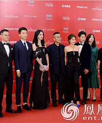 《找到你》亮相上影节开幕红毯 姚晨马伊琍亲密互动