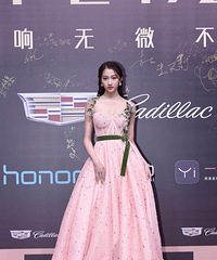 时尚圈的泥石流关晓彤,最近衣品长进不少!