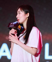 杨幂佟丽娅撞衫,丫丫双下巴实力抢镜