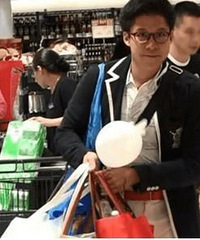 豪门节俭代表!霍启刚买快餐食品 郭晶晶素颜逛街