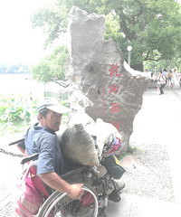 一张轮椅独行天下!只因有个旅行梦!看到西湖,他笑了!