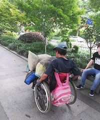 一张轮椅独行天下!只因有个旅行梦!看到西湖,他笑了!