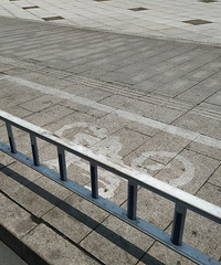 大关路绿地中央广场与乐提港的人行道不能停非机动车的?
