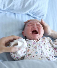 婆婆突然生个孩子,硬要塞给我们,我儿子一句话婆婆赶紧抱回了家