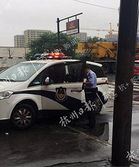 九堡直街有人掉下来了!房东说他精神有点问题