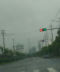 �ϰ�·���������ֺ��̵ƣ�����Ҫ����ֱ�У�