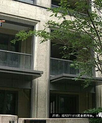 她一千多万买了“楼王”中的“房王”,现在“直不起腰”