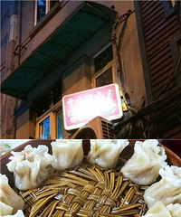 西湖银泰附近居民区里的小店 只卖烧麦