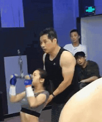 摸胸、陪睡女学员、买了课不准退.健身房私教圈子到底有多乱?