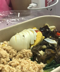 杨超越盒饭进蚊子笑称让给它 看看少女们伙食如何