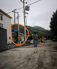 这所临时幼儿园由化工厂宿舍改造,大门口就是高压电,恐怖……