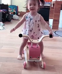 陈冠希女儿小奶音喊“爸爸” 骑小车粉嫩软糯