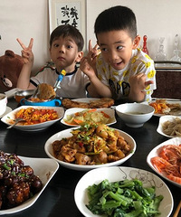 嗯哼Jasper同框吃大饼 嘟嘴卖萌默契十足