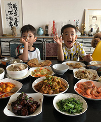嗯哼请Jasper吃肉饼,有个小动作让大家惊呆了