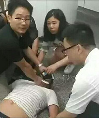 杭州地铁站突发惊险一幕,小哥哥果断把手机塞进了他嘴里