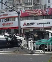 严重的7车相撞,车都翻了,我真的是要拜拜女儿的座椅