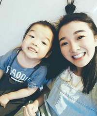 王栎鑫老婆与女儿搞怪自拍 基因强大萌宝超像爸爸
