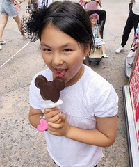8岁王诗龄打高尔夫球 脚上鞋子亮了