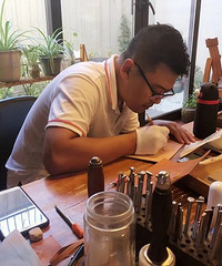 在杭州一个工作室里,聚集了一群热爱皮塑工艺的小伙伴