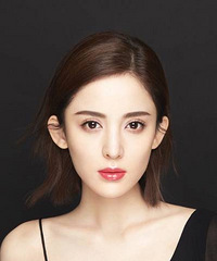 娜扎半露香肩大秀天鹅颈美背 雪肌红唇诠释盐甜美人