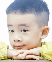 应采儿机场贴心照顾儿子 Jasper绿口罩抢镜