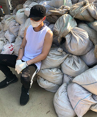 进日本广岛灾区帮助救援 金在中累到在路边睡觉