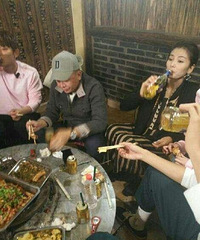 娱乐圈爱酒如命的女星,:王菲拿桶喝 张柏芝吓坏人