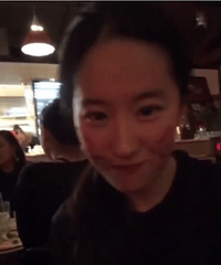 刘亦菲近照曝光:素颜出镜 化身小萌猫甜笑