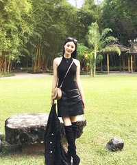 侯勇小20岁娇妻近照曝光 肤白貌美青春时尚