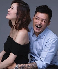 余文乐牵手妻子秀恩爱 开心得像个孩子