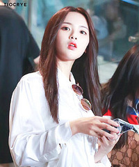 火箭少女101合体现身 孟美岐捂脸偷瞄杨超越甜美