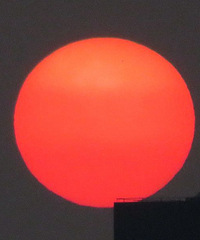 站在城东桥上,望着红太阳渐渐升起