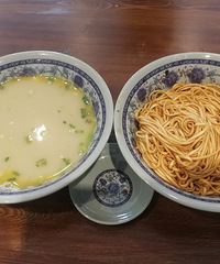 店面不大也不用排队 这里拌面的汤居然是鲫鱼汤