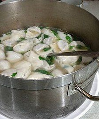 在乌鲁木齐吃羊肉馄饨及馕坑肉晚上八点半