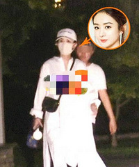 深夜散步手握保温杯,赵丽颖也是个养生女孩了