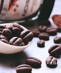 你以为是咖啡豆?不,其实是饼干哦,一口一个,香味馥郁酥脆可口